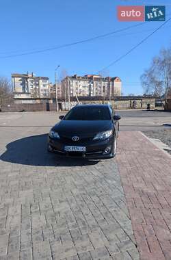 Седан Toyota Camry 2014 в Рівному