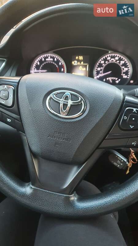 Седан Toyota Camry 2016 в Кривом Роге