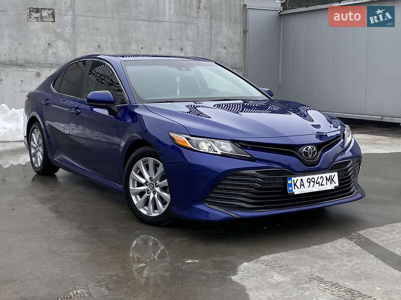 Седан Toyota Camry 2018 в Киеве