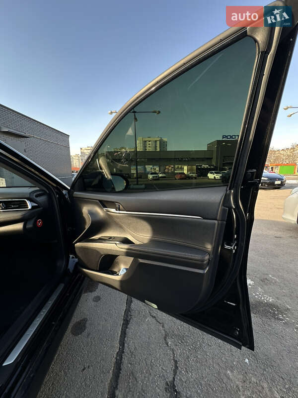 Седан Toyota Camry 2017 в Харькове