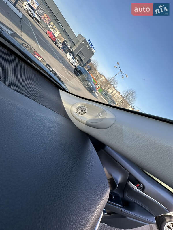 Седан Toyota Camry 2017 в Харькове