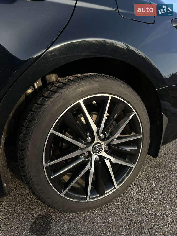 Седан Toyota Camry 2017 в Харькове