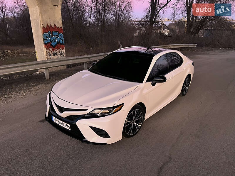 Седан Toyota Camry 2017 в Днепре