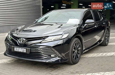 Седан Toyota Camry 2019 в Киеве