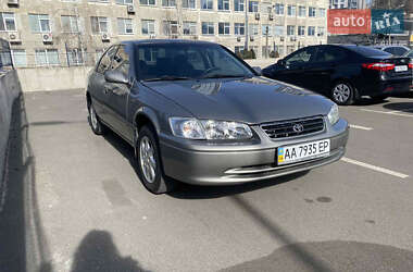 Седан Toyota Camry 2001 в Киеве