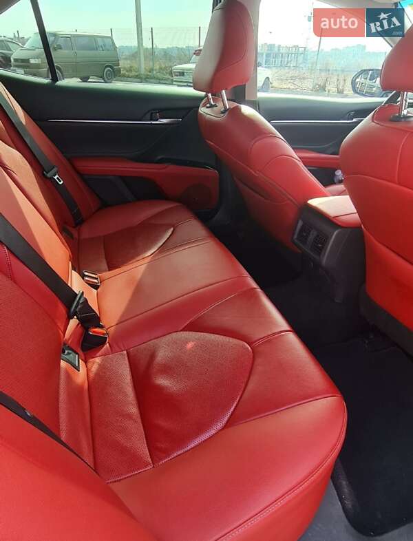 Седан Toyota Camry 2017 в Виннице