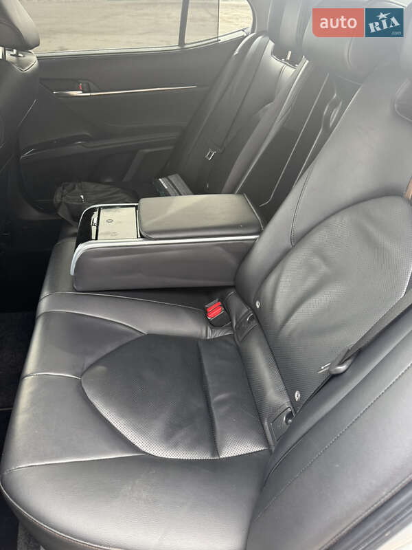 Седан Toyota Camry 2018 в Харькове