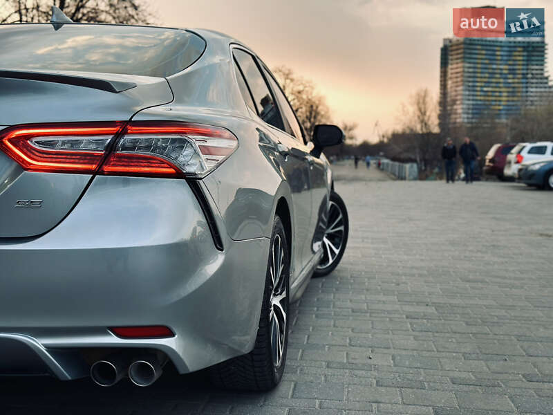 Седан Toyota Camry 2019 в Днепре
