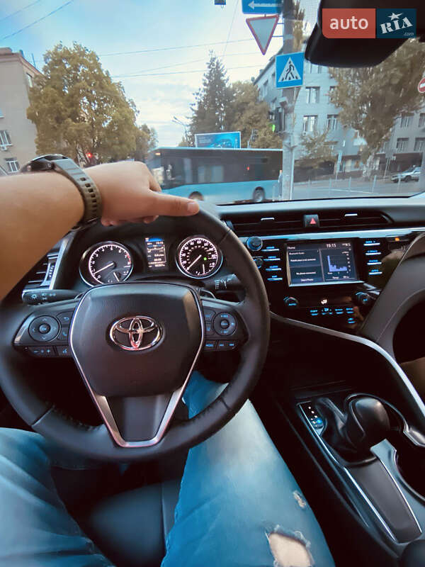 Седан Toyota Camry 2019 в Днепре