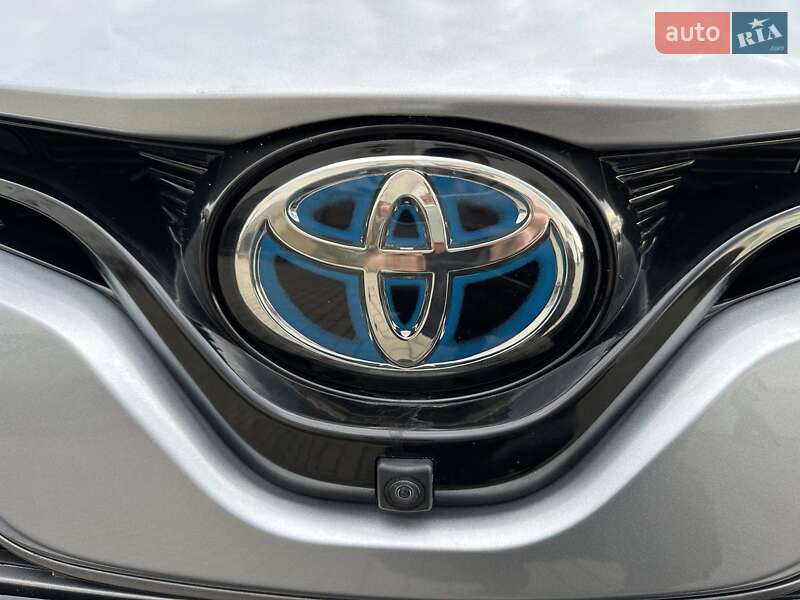 Седан Toyota Camry 2018 в Харкові