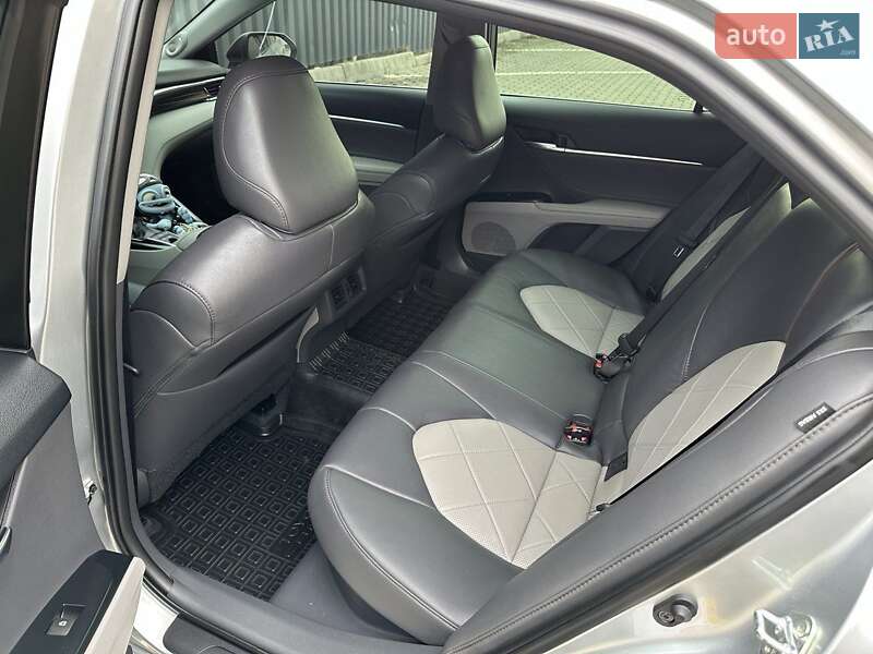 Седан Toyota Camry 2018 в Харкові