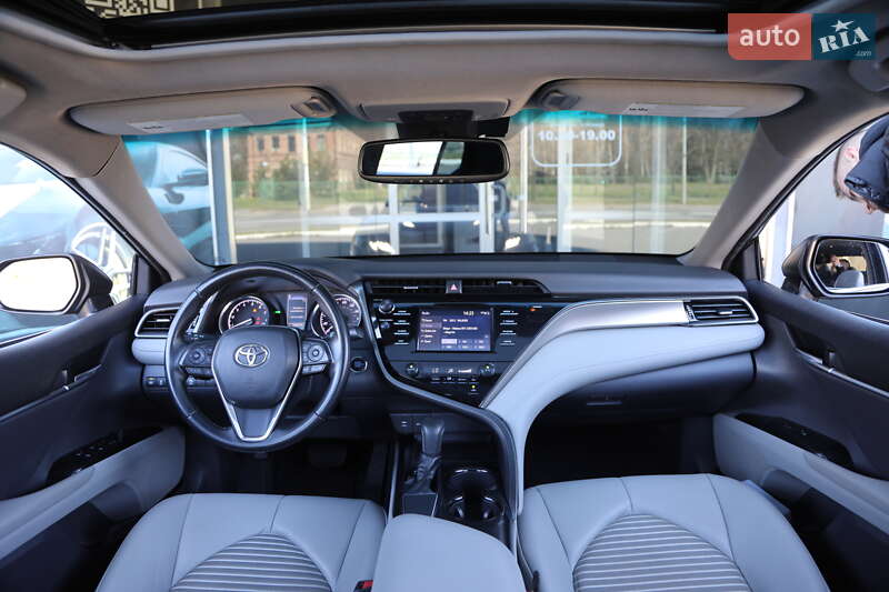 Седан Toyota Camry 2018 в Харькове