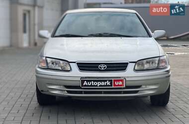 Седан Toyota Camry 2000 в 