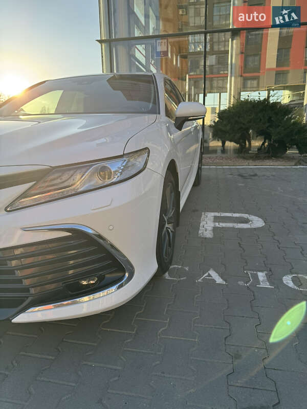 Седан Toyota Camry 2022 в Хмельницком