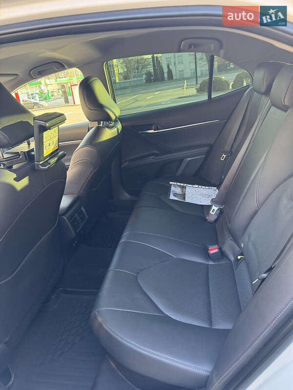 Седан Toyota Camry 2022 в Хмельницком