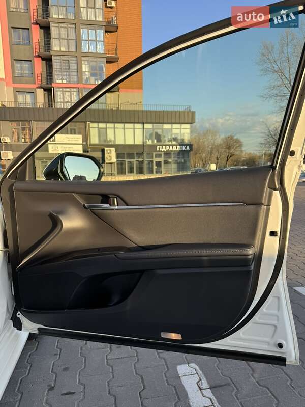 Седан Toyota Camry 2022 в Хмельницком