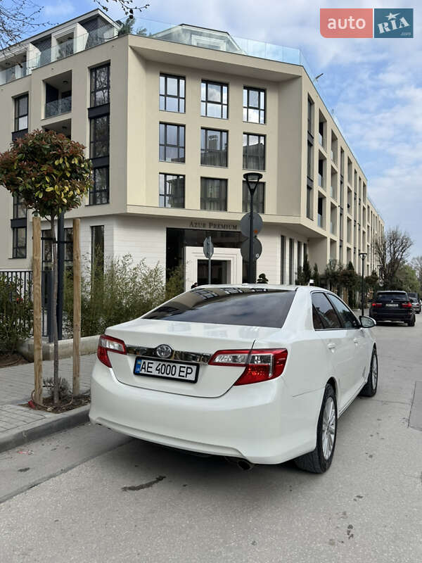 Седан Toyota Camry 2014 в Днепре