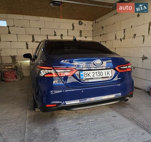 Седан Toyota Camry 2022 в Умані