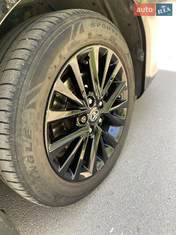 Седан Toyota Camry 2014 в Дніпрі