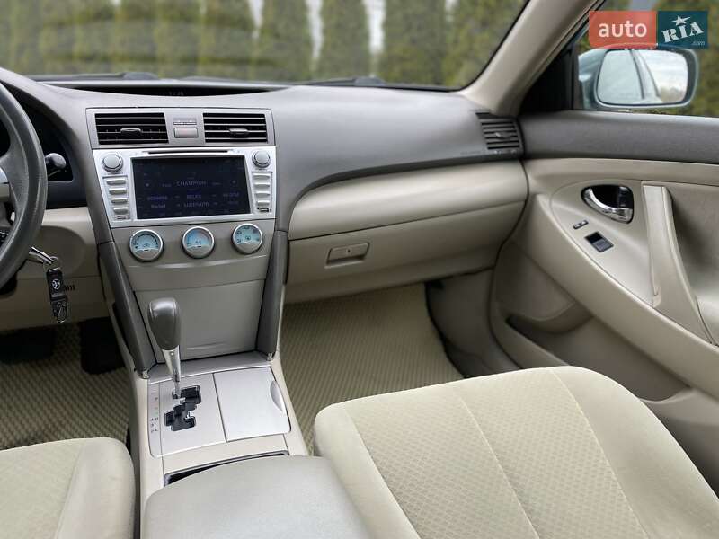 Седан Toyota Camry 2009 в Киеве