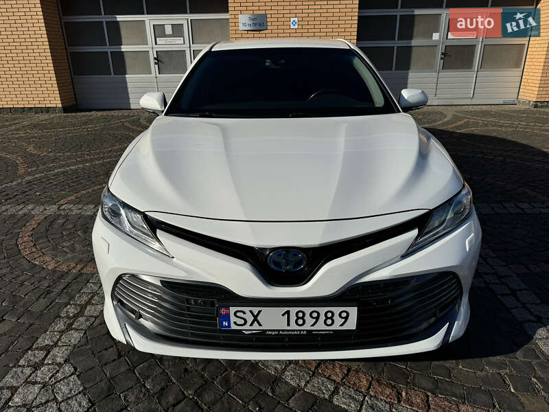 Седан Toyota Camry 2019 в Луцьку