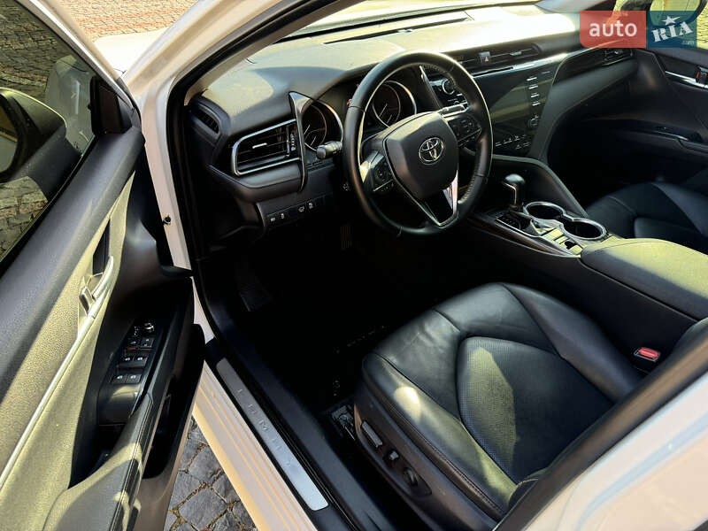 Седан Toyota Camry 2019 в Луцьку