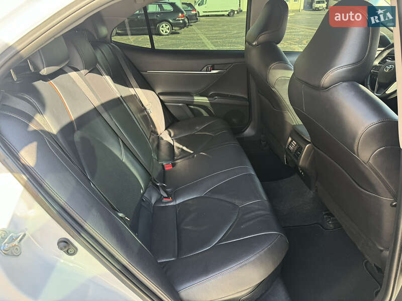 Седан Toyota Camry 2019 в Луцьку