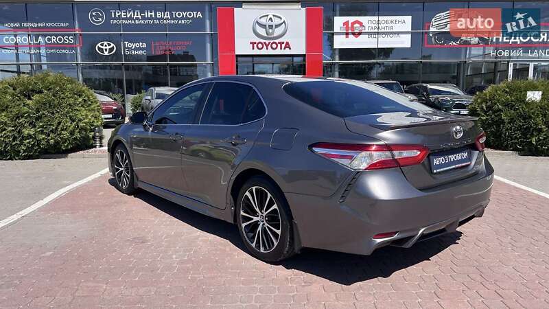 Седан Toyota Camry 2017 в Хмельницком