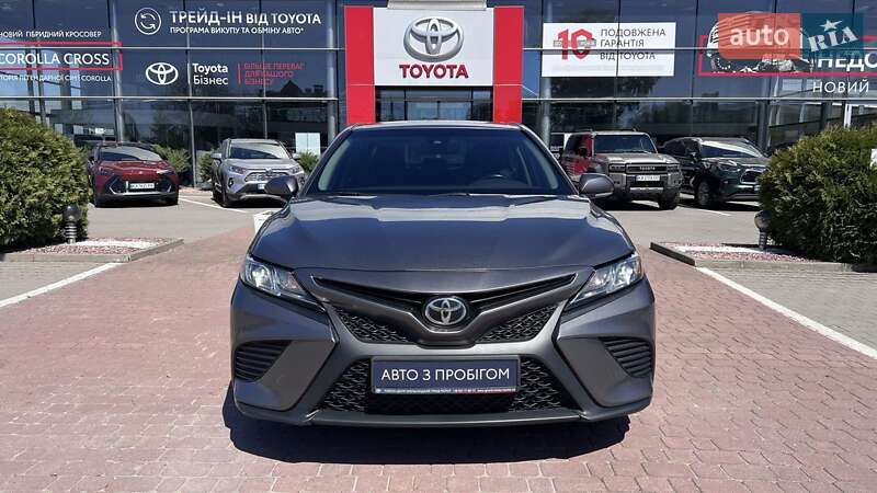 Седан Toyota Camry 2017 в Хмельницком