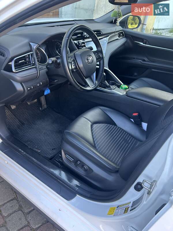 Седан Toyota Camry 2020 в Львове