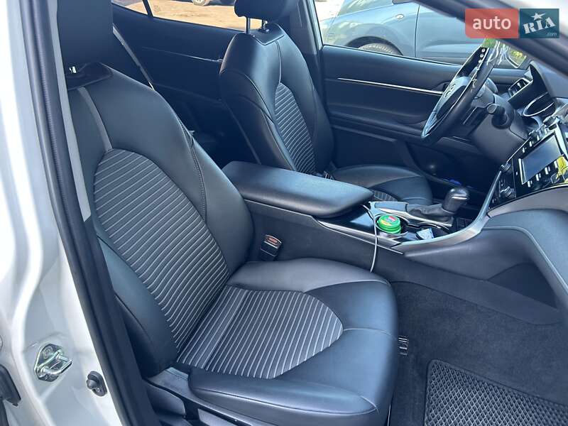 Седан Toyota Camry 2020 в Львове