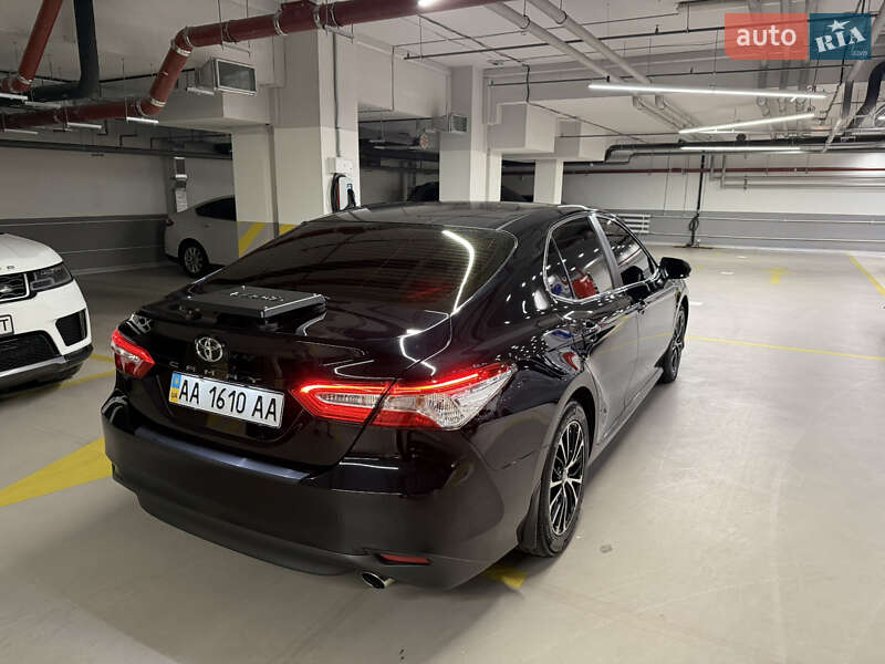 Седан Toyota Camry 2018 в Киеве