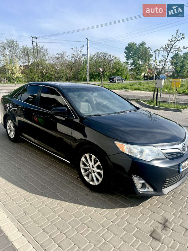 Седан Toyota Camry 2013 в Петропавловской Борщаговке