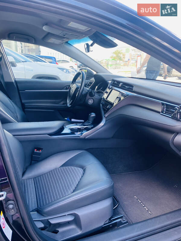 Седан Toyota Camry 2018 в Львове