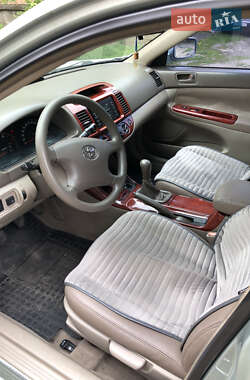 Седан Toyota Camry 2004 в 
