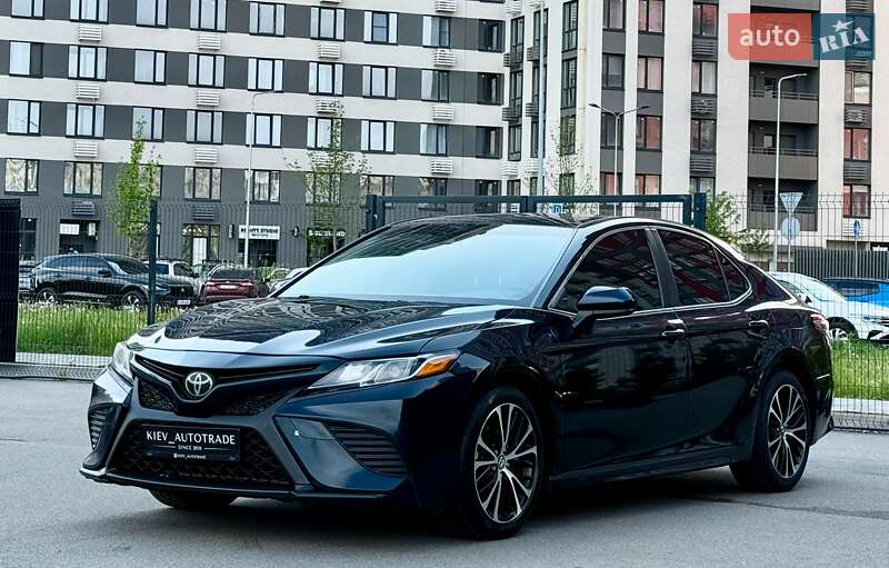 Седан Toyota Camry 2018 в Києві