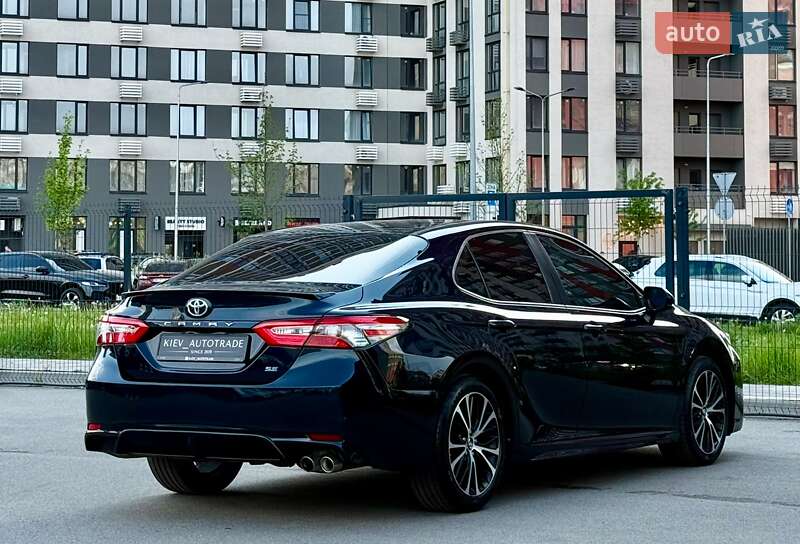 Седан Toyota Camry 2018 в Києві