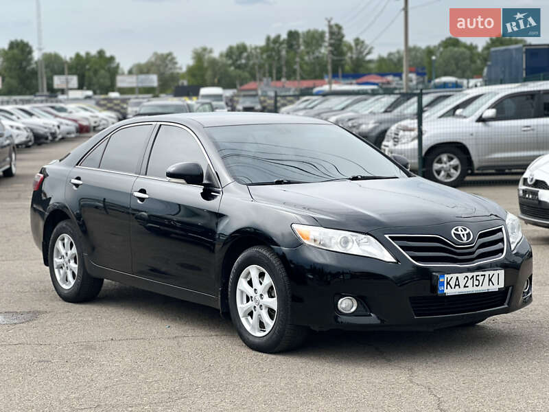 Седан Toyota Camry 2010 в Києві