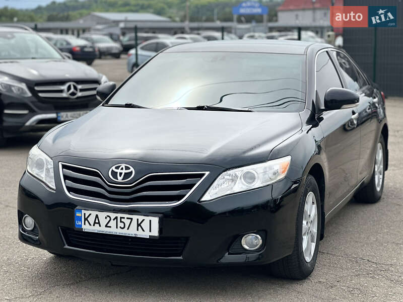 Седан Toyota Camry 2010 в Києві