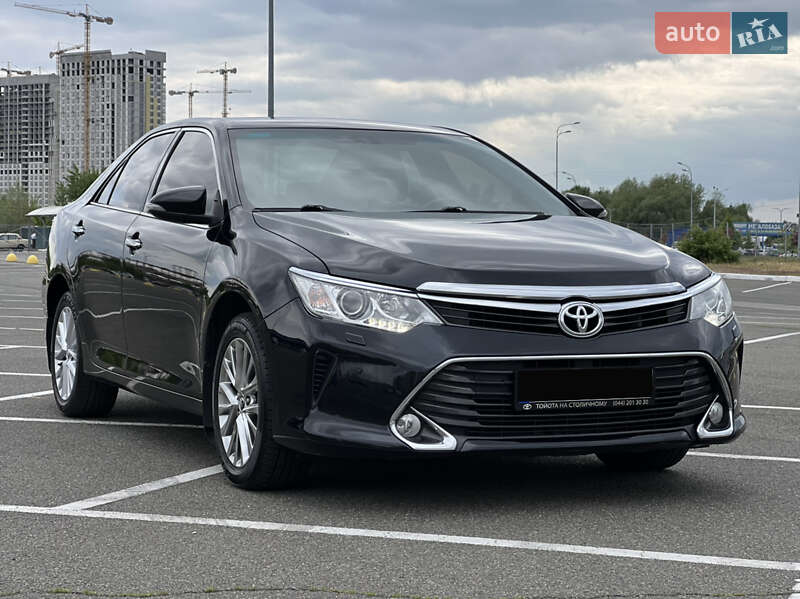 Седан Toyota Camry 2016 в Киеве