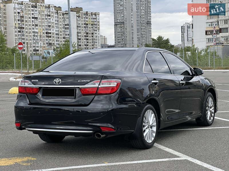 Седан Toyota Camry 2016 в Киеве