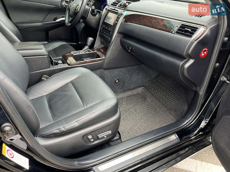 Седан Toyota Camry 2016 в Киеве