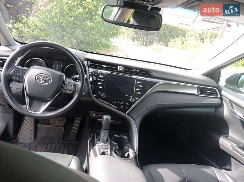 Седан Toyota Camry 2018 в Львове