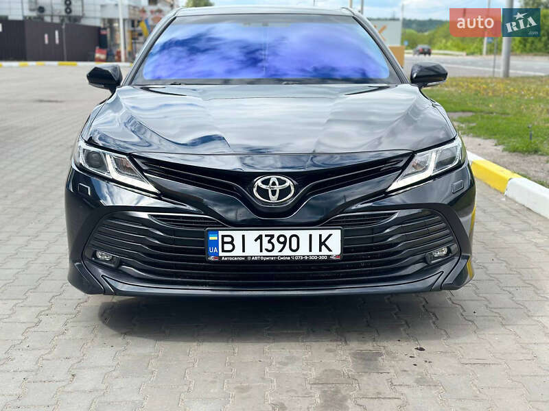 Седан Toyota Camry 2018 в Полтаве