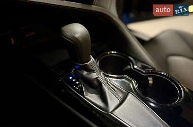 Седан Toyota Camry 2019 в 