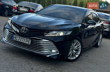 Седан Toyota Camry 2019 в Львові