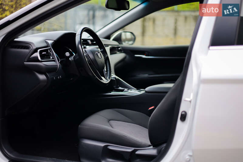 Седан Toyota Camry 2020 в Ужгороді