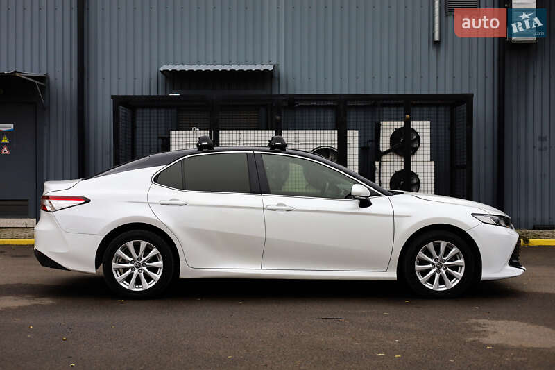 Седан Toyota Camry 2020 в Ужгороді