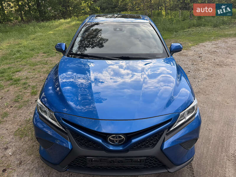 Седан Toyota Camry 2018 в Полтаве