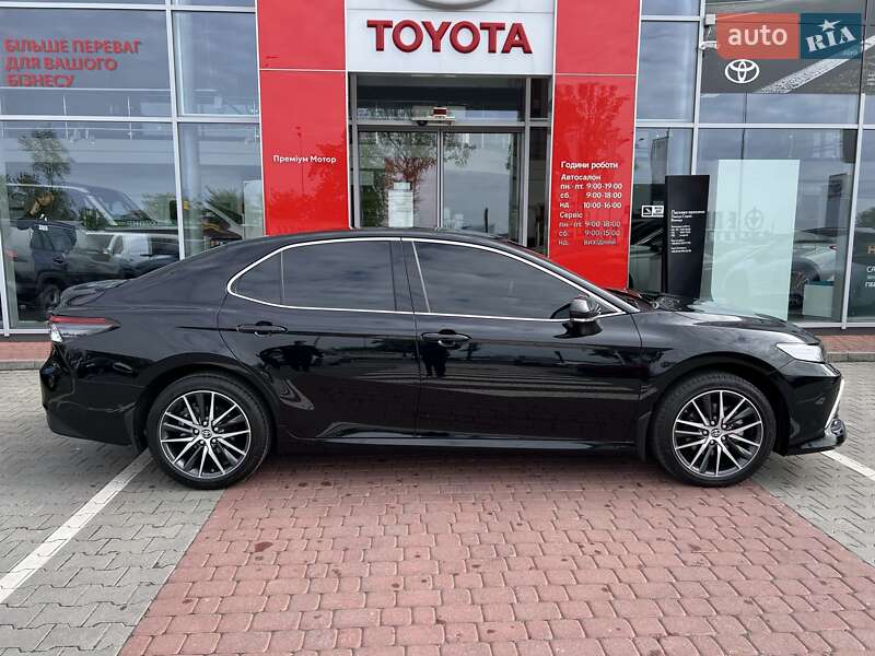 Седан Toyota Camry 2023 в Виннице